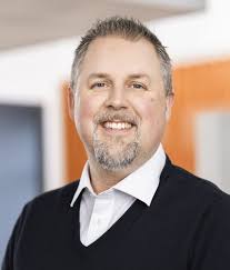 På Solmässan 14 maj 2024 kommer Anders Eriksson från Raymond att medverka i  seminarieprogrammet från scenen i mässhallen. Ämnet kommer vara "Smart  solar roof prefab