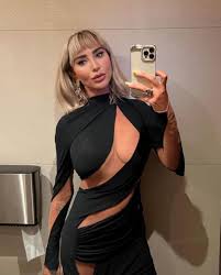 جويل ماردينيان تنافس عارضات البورنو.. “لابسة من غير هدوم” وتكشف ما لم  تتخيله!