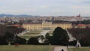 Die tour durch europa tour zu biografischen orten der kaiserin elisabeth beginnt westlich im genfer hotel beau rivage in der schweiz und endet östlich am ungarischen schloss gödöllö nahe budapest. Naschmarkt Schloss Schonbrunn Sisi Museum Meine Tipps Fur Ein Madelswochenende In Wien Tui Com Reiseblog