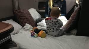 Fliegen mit babys | 05.08.2018 im ersten lebensjahr sind babys gegenüber sauerstoffschwankungen sehr empfindlich, das gilt vor allem bei frühgeborenen und ganz besonders wenn eine chronische lungenkrankheit besteht. Fliegen Mit Baby Auf Der Langstrecke Geht Das Und Wenn Ja Wie