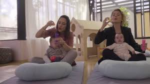 Ambas descubren que sus bebés fueron intercambiados accidentalmente al nacer. Daughter From Another Mother Netflix Official Site