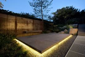 Wohnhaus Am Hang Ddj Architekten Mit Bildern Moderne Landschaftsgestaltung Beleuchtung Garten Solarleuchten Garten