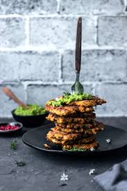 Einfache Kurbis Zucchini Puffer Glutenfrei Und Vegan Rezept Zucchini Puffer Lebensmittel Essen Kurbis