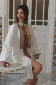 Une maison tunisienne traditionnelle située au milieu de l'ancienne médina avec une grande cour centrale se compose d'une chambre principale et de 4 chambres; 30 Idees De Traditionnelle Tunisienne Robe D Interieur Habit Traditionnel Tunisien Robe Traditionnelle