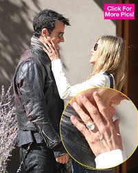 Brad pitt and jennifer aniston first met in 1994, however they didn't begin dating until 1998. Jennifer Aniston S Engagement Ring Justin Theroux Dropped A Cool Million For 10ct Sparkler Hollywood Life