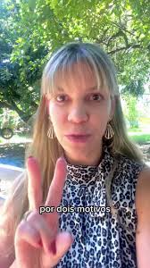 As sombras com glitter são uma sensação na make de carnaval! Mas, lembre-se  de usar somente glitter apropriado para uso como maquiagem. Gosto muito  destes: ✨Sombra glitter em roll