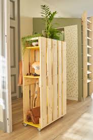 Un Vestiaire En Palettes Dans L Entree Meuble Palette Meuble Rangement Exterieur Decoration Maison
