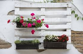 Gartendeko Holz Paletten Blumenkasten Weiss Lackieren Wanddeko Inspiration Vertikaler Garten Diy Paletten Garten Palettengarten
