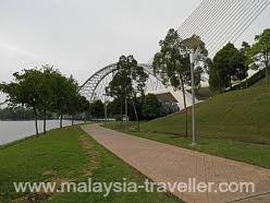 Dotted with lots of meandering paths that are great for cycling and themed gardens with beautiful blooms, the putrajaya botanical garden is another gem for cyclists. Cycling In Putrajaya