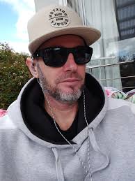 Me who is sitting,,, wat should I do??? Bcz nga ndabye nnyo or someone  invite me & I also