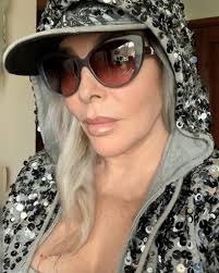 A sus 71 años la cantante Lupita D'Alessio continúa acaparando portadas de  revistas, en este caso la revista #GLOW! 📸