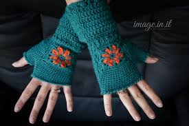 Thick chunky yarn is easy to crochet into these comfy fingerless gloves. Fingerless Flower Mitts Free Crochet Pattern Melody S Makings