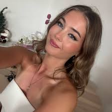 Lily Pettit's Instagram, Twitter & Facebook