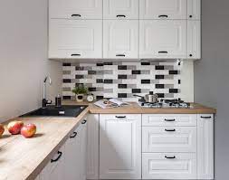 Una cucina piccola con penisola e cappa che pende dal soffitto è un'idea per arredare una cucina moderna. 7 Idee Su Come Arredare Una Cucina Piccola Bautrust