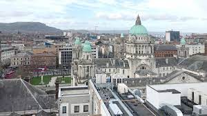 It stars judi dench, caitriona balfe, jamie dornan, ciarán hinds and jude hill. Boomtown Belfast Eine Stadt Entdeckt Das Leben Zdfmediathek
