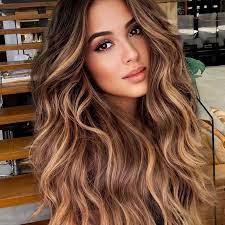 Le nuance perfette per valorizzare chiome castane. Balayage Capelli 2021 Foto Biondo Castano E Caramello Amica