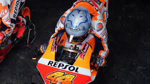 With pol espargaro joining repsol honda, alex marquez will move to lcr honda in place of cal crutchlow. El Guino De Pol Espargaro A Su Husky En Su Nuevo Casco