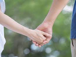 付き合う前に手をつなぐのはなぜ？男性の心理と本命サインを紹介 | 当たる占いならmarouge（マルージュ）占い 無料お試し占いも