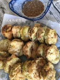 烟火炊烟味 最抚凡人心 把生活美好的东西分享给大家 你一旦清楚自己想做什么 其实你就是幸福的 炸茄盒材料 猪精肉茄子鸡蛋清粉面子葱姜花椒水蔬菜粉花椒盐做法 1 把猪精肉剁成辞末 葱 姜切成末 food pretzel bites sprouts