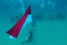 Anda sedang mencari tempat wisata alam di bandung timur yang indah, segar, dan alami? Danlantamal Ix Bersama Pangdam Xvi Pattimura Kibarkan Bendera Merah Putih Di Bawah Laut Website Lantamal Ix Berita