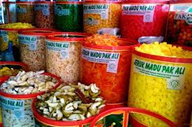 Suvenir seperti gantungan kunci, kaus, magnet kulkas, hingga miniatur twin tower mungkin bisa menjadi pilihan. Suka Berbelanja Oleh Oleh Jangan Lewatkan 10 Rekomendasi Oleh Oleh Dari Penang Malaysia Ini
