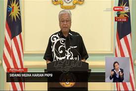 Untuk menggunakan atm, pertama kali kita memasukkan kartu atm ke dalam mesin atm , kartu atm saat ini masih berjenis magnetic card reader atau seismic detector. Waktu Operasi Atm Kembali Seperti Biasa Bermula 1 Jun Ini