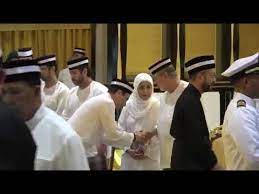 Dalam video 14 saat yang ditonton hampir 50,000 kali itu (setakat laporan ini ditulis), mukhriz dilihat hanya menyembah sultan johor tetapi berlalu tanpa menghulurkan tangannya untuk bersalaman. Mukhriz Tak Salam Sultan Johor Tmj Youtube
