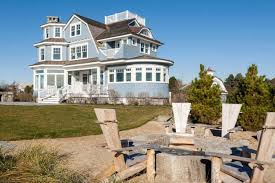This type of home style has been popular for hundreds of years, and each generation adds something new and inviting to the design. Dreamy Seaside Home In Maine With New England Style Architecture