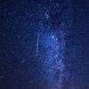 ペルセウス座流星群とは？ ペルセウス座流星群とは、 年間でも常に1・2を争う流星数をほこる 注目度の高い流星群です。 お盆の時期に見られるため、多くの方が夏休みということもあり、毎年とっても注目が集まります。 3