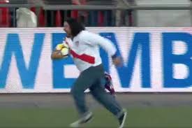 International match match england vs usa 15.11.2018. Video Fan Falls Over In Half Time Relay Race At England Vs Usa