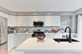 Aunque normalmente se utiliza para separar espacios, la cocina del salón, hay algunas que la tienen integrada en medio si estás pensando en una próxima reforma para tu cocina, dale una oportunidad a la de estilo americano. Diseno Cocinas Archivos Cociline