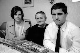 Gerd müller y uschi ebenbock con la copa intercontinental. 4 Personen Die Das Leben Und Die Karriere Von Gerd Muller Bestimmt Haben