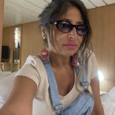 Io sono Lucia, ho 62 anni, vivo sola e sono divorziata. A 30 anni ho  conosciuto un narcisista, ne sono rimasta prima lusingata, poi a lungo  manipolata, senza avere per anni la