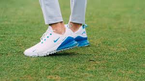 I played with soft spike golf shoes for 14 years but as someone who suffers from serious stud pressure playing any sport, i ditched them for spikeless as soon as spikeless became a 'thing'. 12 Modern And Trendy Golf Shoes For Fall Golf 2020 Fall Style Guide