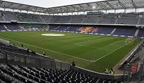 Following a major expansion when austria hosted euro 2008 , it now holds 31,895 people, and has sold out for the game with fc. Bundesliga Red Bull Salzburg Verringert Stadion Kapazitat