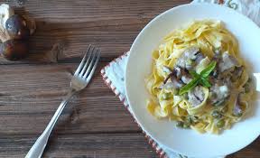 Impiattate e servite spolverando con un po' di prezzemolo tritato ed un po' di parmigiano grattugiato, se di gradimento. Tagliatelle Funghi Porcini E Piselli Sweet And Salty Corner
