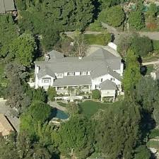 Schauspieler ashton kutcher (37, jobs ) hat das alte haus seiner mutter renovieren lassen. Ashton Kutcher Mila Kunis S House In Beverly Hills Ca Google Maps
