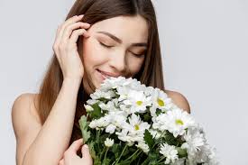 Imágenes de Mirando la flor libres de derechos