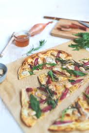 Rhabarber Flammkuchen Mit Ziegenfrischkase Und Mandeln Rezept Flammkuchen Ziegenfrischkase Rezepte