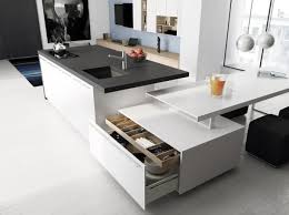 Moderna cocina minimalista en la que se combinan a la perfección los colores blanco y negro. Disenos De Cocinas Modernas Minimalistas Fotos Construye Hogar