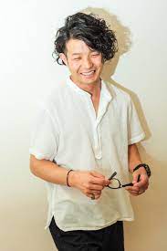 シュワルツコフオンライン ツーブロックボブのクルクルパーマ ヘアカタログ メンズ ヘアスタイル メンズ パーマ ミディアム 結婚式 男性 髪型