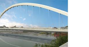 Il ponte cittadella lungo 185 metri collega la città italiana di alessandria con cittadella, uno dei più grandi monumenti fortificati e ben conservati d'europa risalente al xviii secolo sulla riva nord del. Richard Meier S Cittadella Bridge Inaugurated In Alessandria Floornature