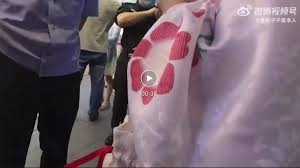 女人街头打架撕衣服