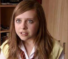 Asa ca invocand primul amendament al celei dintai legi americane, constitutia, adica dreptul la libera exprimare, fata lanseaza un tabloid al scolii impreuna cu noua sa prietena, cornelia, prin care expune o serie de secrete jenante legate de vedetele care conduc scoala. Bel Powley 1253117770 2 Serviciile Secrete La Liceu Ralucutzadg