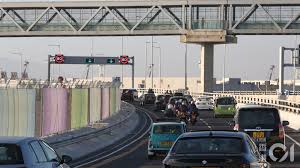 【牛頭馬面賀歲？】 近日網上流傳一幅圖片，見到屯門市廣場內的農曆新年佈景中，有一隻牛及一隻馬在「輕鐵站」等車，究竟所謂何事？ 查實該圖的一匹馬是p上去，不過本報記者今晚去到上址，就連牛牛都不見了，莫非已經上了輕鐵？ #牛頭馬面 #屯門市廣場 å±¯é–€ é¦™æ¸¯01