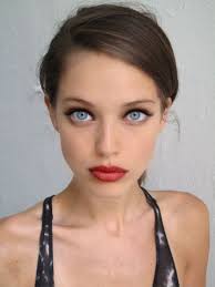 I Love Her Dark Hair With Blue Eyes And Red Lips Very Pretty Beauty Hair Beauty Hair Makeup