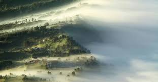 Gambar pemandangan alam selanjutnya adalah gambar yang menunjukkan pemandangan di desa yorkshire dales. Pemandangan Cantik Gunung Bromo Ada Desa Cemoro Lawang Terselimuti Kabut