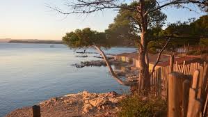 Voilà des décennies que le fort de brégançon incarne la destination officielle des chef de l'etat lorsqu'ils sont en vacances. Ce Drole De Mystere Qui Entoure Une Maison Royale Pres Du Fort De Bregancon Figaro Immobilier