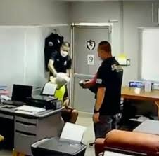 ศาลออกหมายจับ 7 ตร.ในคลิปสุดโหด ถุงคลุมหัวรีดเงินพ่อค้ายาบ้า เผยรวบได้แล้ว 4 นาย ขณะพักอยู่ใน สภ.อ.เมืองนครสวรรค์ ผกก.โจ้กับ. Exdnowkntcuq M