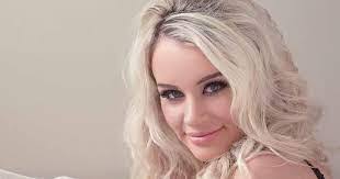 Amber Dew's Instagram, Twitter & Facebook